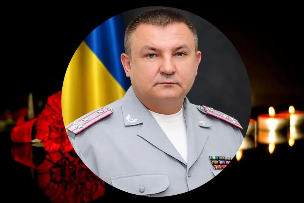 Запалена свічка поруч зі складеним поліцейським кашкетом на темному дерев'яному столі, тепле світло, без облич і тексту