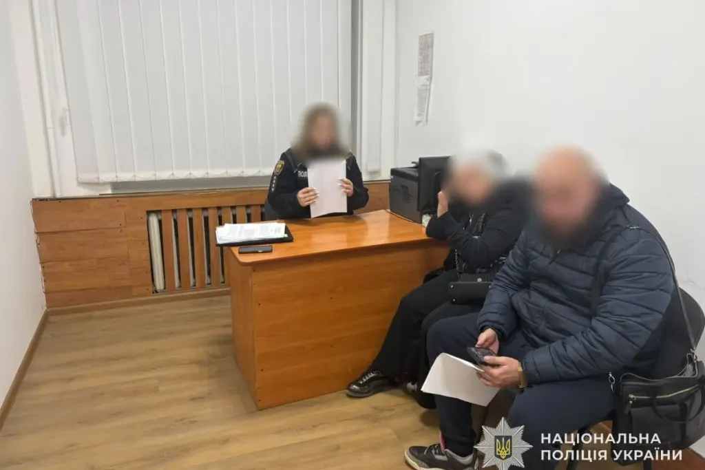 символічна сцена: перевернута чашка кави і складений чек на столі без людей