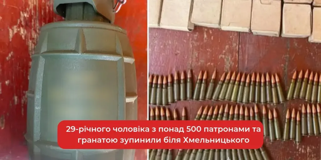 крупний план коробок з патронами та ручної гранати на столі в кімнаті для зберігання речових доказів, без людей