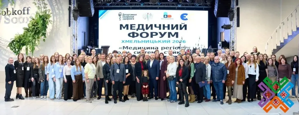 символічна сцена планування медичної роботи: стетоскоп, блокнот і папери на столі