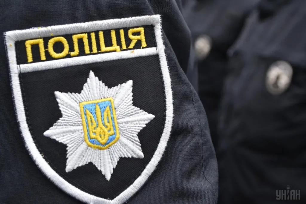 закриті двері суду і дитячі черевики на сходах, м’яке денне світло, без людей