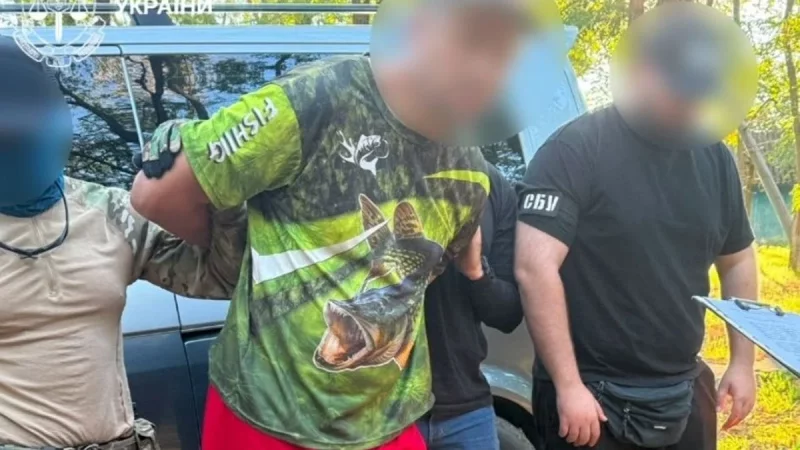 символічна сцена смартфона, що веде трансляцію огородженого об’єкта, без осіб та логотипів