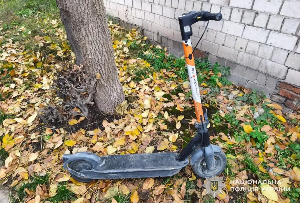 Електросамокат і велосипед на порожньому перехресті, без людей