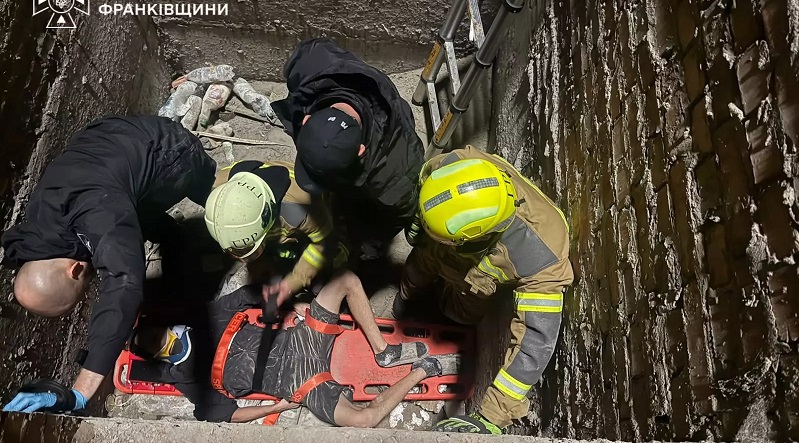 Крупний план рятувального спорядження біля котловану: шолом, страховка, мотузка і рукавички