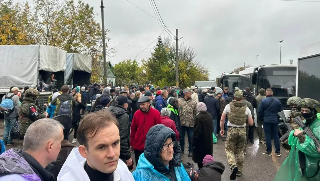 порожні автобуси і піддони з медичними запасами на летовищі