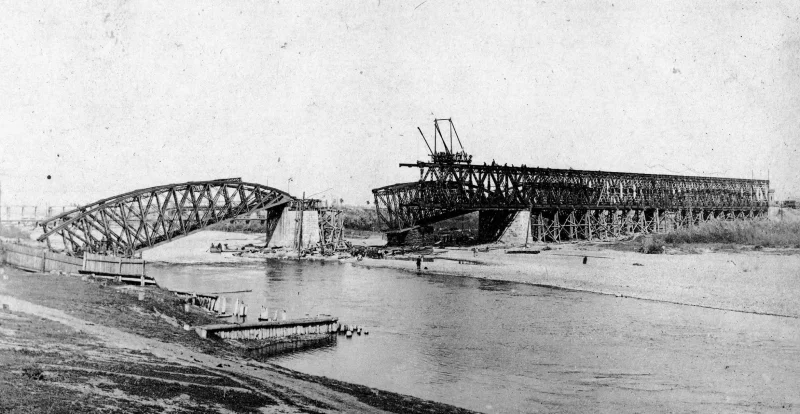 Ретро-сцена з інструментами для ремонту залізничного мосту, без облич і логотипів