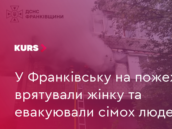 символічний крупний план пожежних черевиків і шолома в коридорі з димом