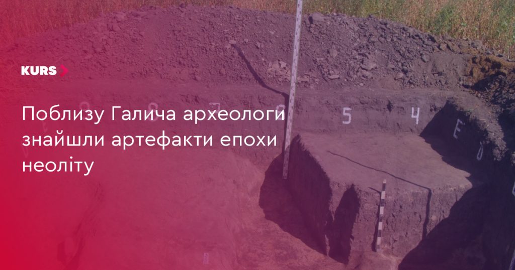 Фрагменти кераміки й крем’яні вироби на нейтральному тлі