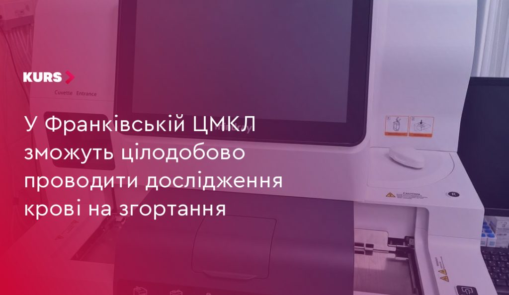 лабораторне обладнання та пробірки зверху без людей