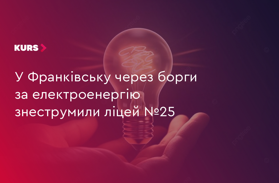темна класна кімната без людей, вимкнене світло, м'яке світло з вікна