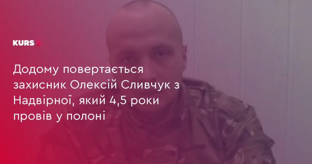 Складений прапор України, військовий шолом і кулон на деревʼяному столі