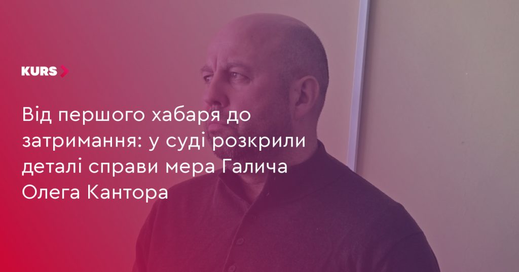 крупний план: купюри в книзі поруч із молоточком та документами на столі