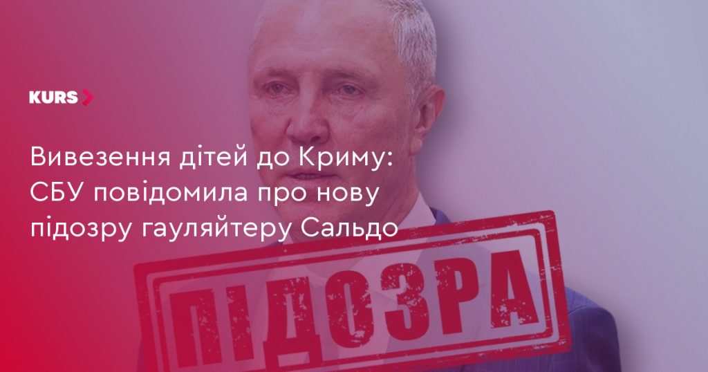 шкільний рюкзак і зошит на дерев’яному столі на тлі узбережжя