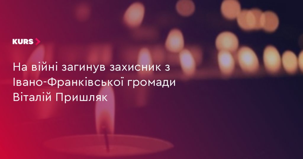 символічна композиція зі військовими речами та свічками на дерев'яному столі