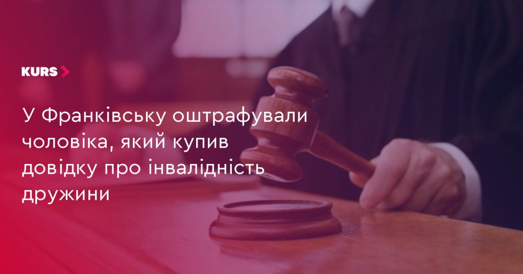 натюрморт із підробленою довідкою, посвідченням і готівкою на дерев'яному столі