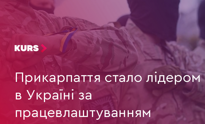 ноутбук, зошит із ручкою та робочі черевики на дерев'яному столі
