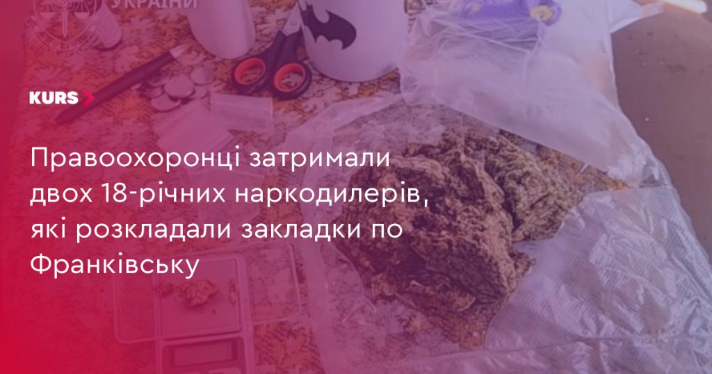 Невеликі пакунки з канабісом, зіп‑пакет із насінням і ваги на столі