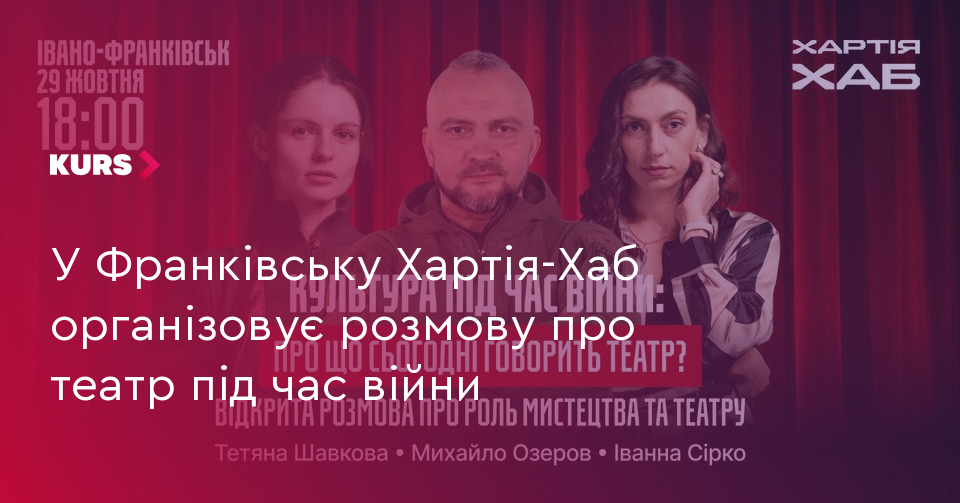 Крупний план театральної маски поруч із нотатником і чашкою кави на столі, тепле м'яке світло