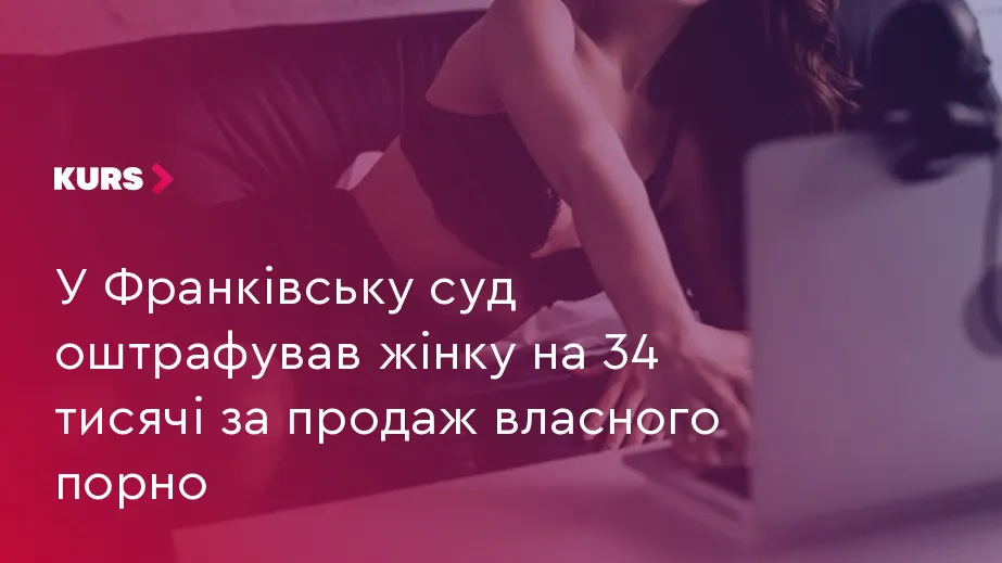 символічна композиція зі смартфоном, LED-кільцем для світла та запечатаною конвертом
