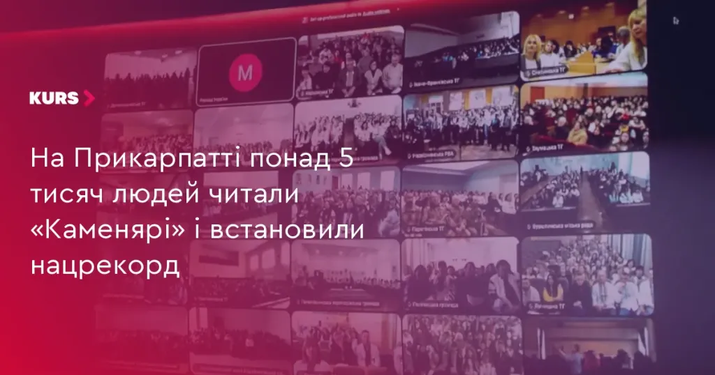 Відкрита книга на столі зі свічкою та складеним рушником, м'яке світло