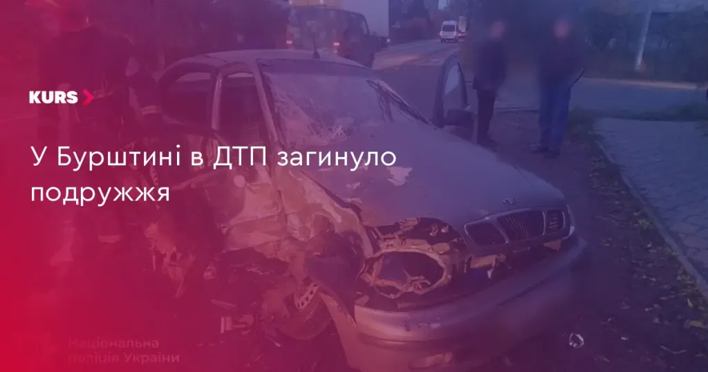 символічна композиція: перевернуті іграшкові автомобілі на тріснутому асфальті з в'ялим квіткою поруч