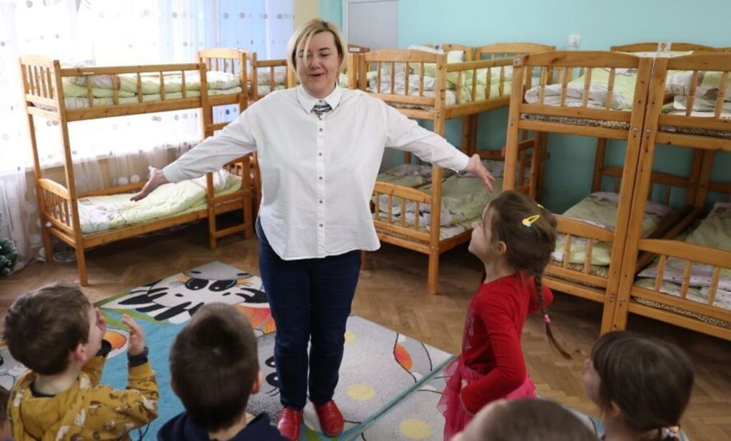 Макрознімок твердопаливного котла на верстаку з інструментами та кресленнями, без людей