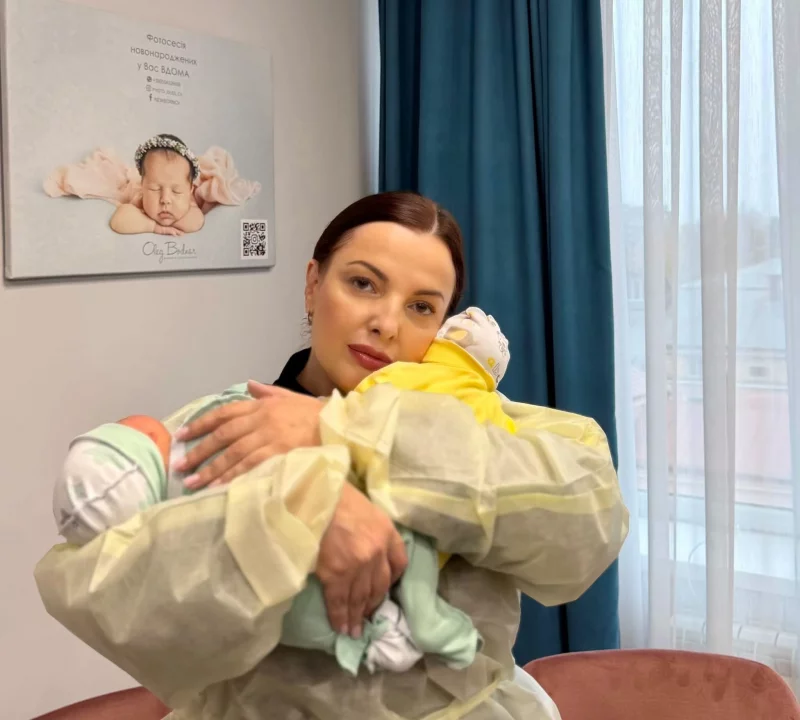 символічна сцена з дитячими речами на ліжечку у палаті перинатального центру
