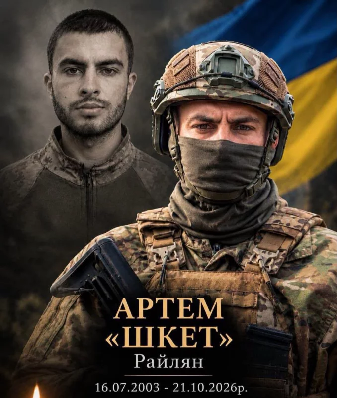 складений військовий мундир, жетони та маленький український прапор на дерев'яному столі