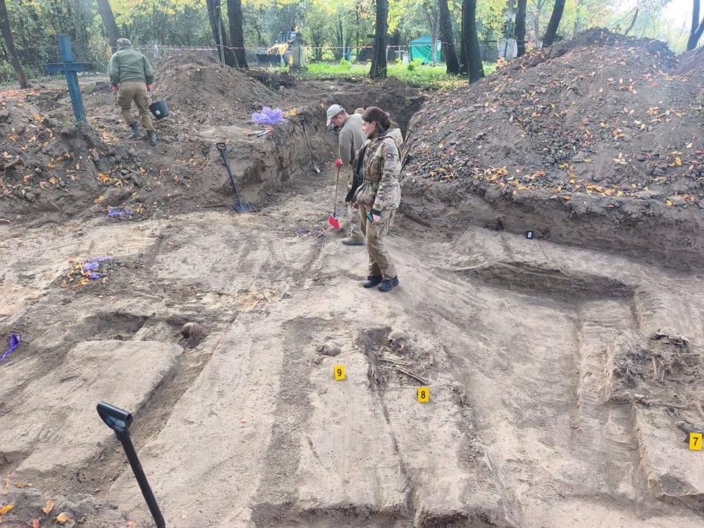 архівні папки, компас і старе фото на столі, символ пам’яті