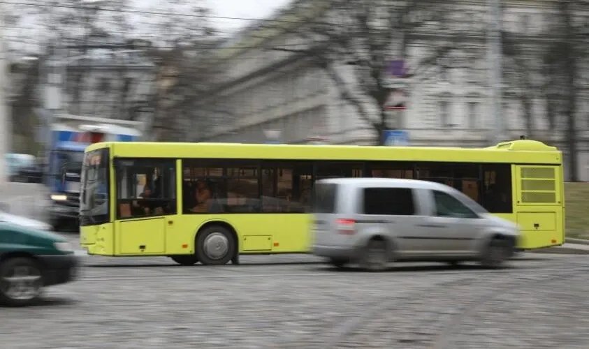Детальне символічне зображення двох автобусів на зупинці у Львові без людей