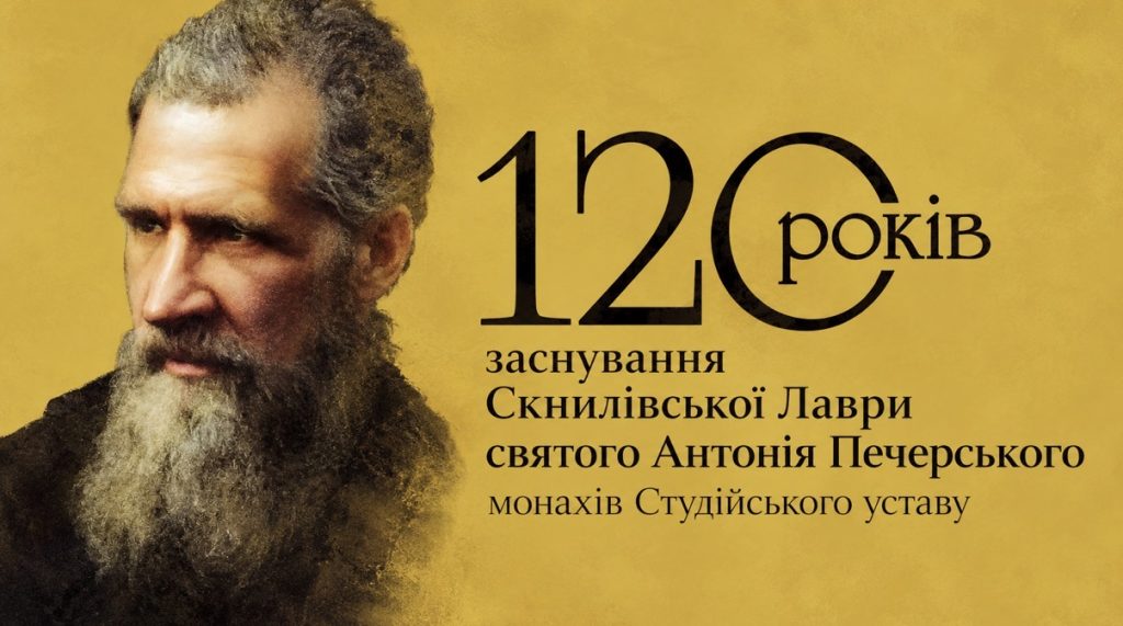 пергаментна грамота, свічка й дерев'яний хрест на столі