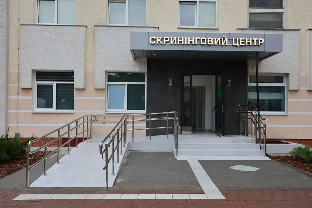 обладнання для мамографії і інформаційні брошури на клінічному столі, без людей і тексту
