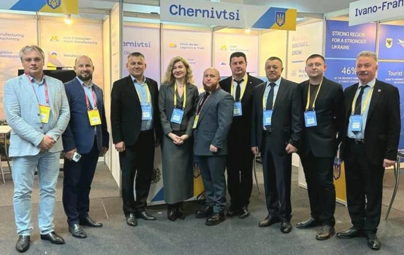 символічна композиція з моделей залізниці, аеропорту й виробництв для ілюстрації розвитку Буковини