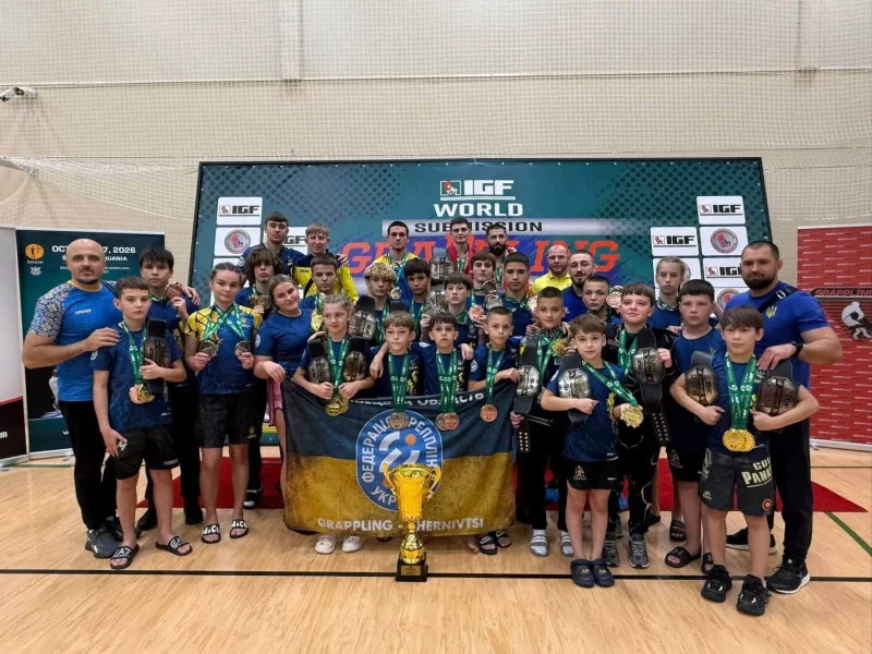 гі, медалі та трофей на блакитному маті, без людей