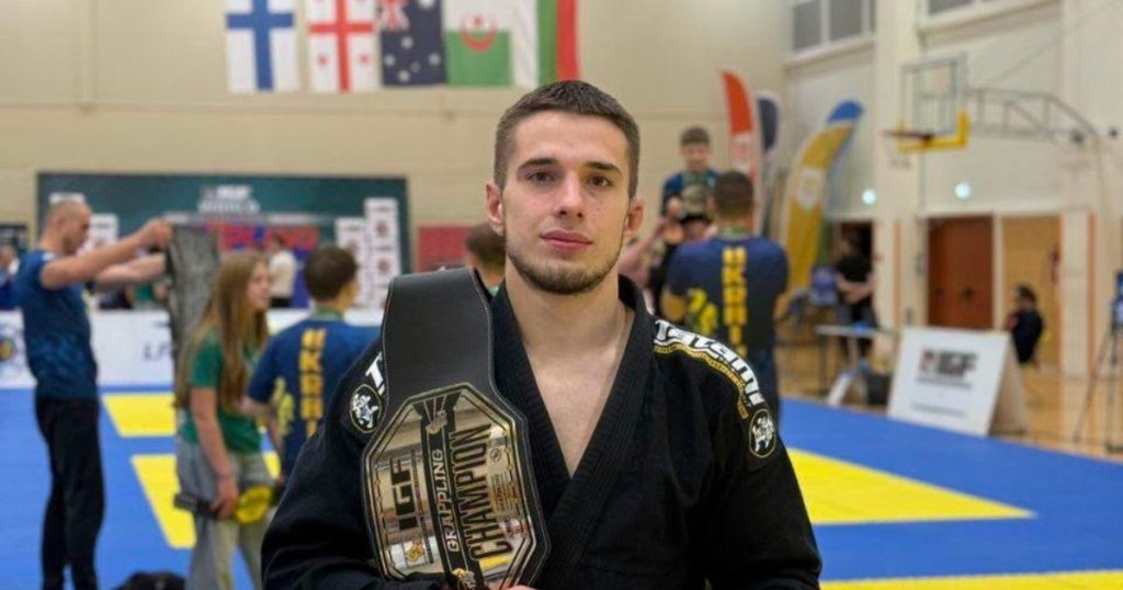 кімоно, форма No-Gi і дві медалі на дерев’яному столі, м’яке світло