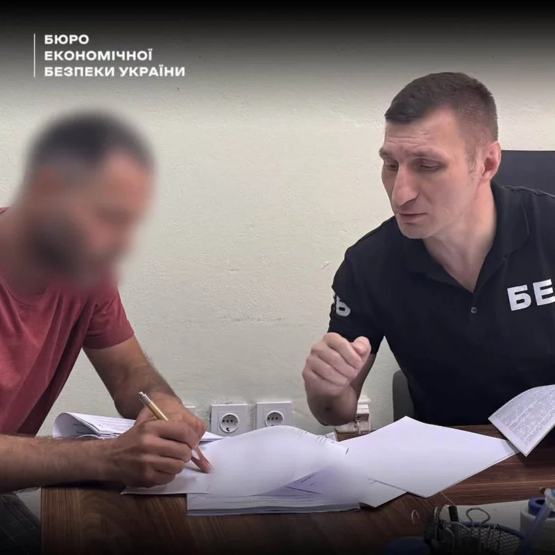 Широкий план напівпричепа-рефрижератора з ящиками полуниці та захованими під ними пачками сигарет, без людей