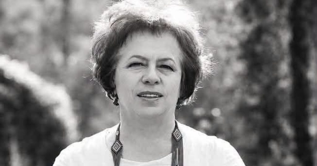 символічна сцена з шкільними предметами без людей і тексту