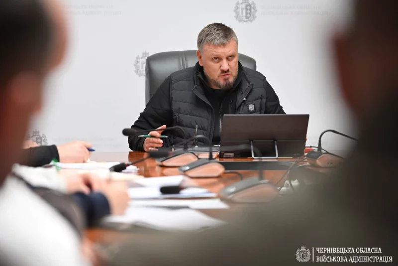 крупний план аварійного спорядження на столі: ліхтар, радіо, складені мапи і ручка