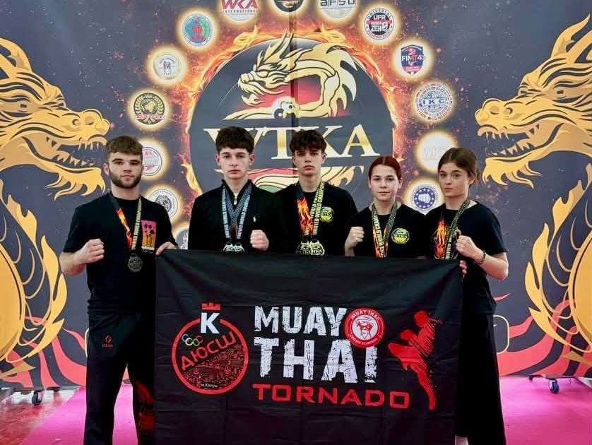 медаль на спортивному килимі поруч із гирею та спортивним тейпом