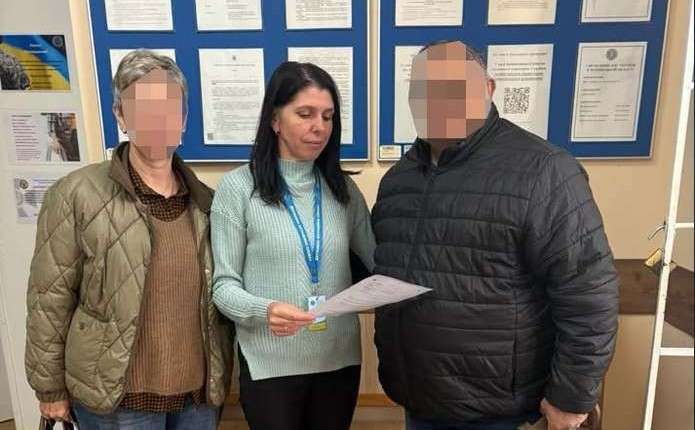 Крупний план паспортів, мапи та печатки на столі