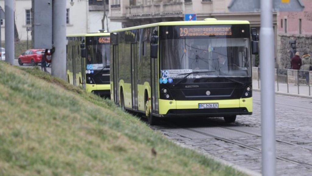 макрозйомка моделі низькопідлогового трамвая поруч із вінком і осіннім листям