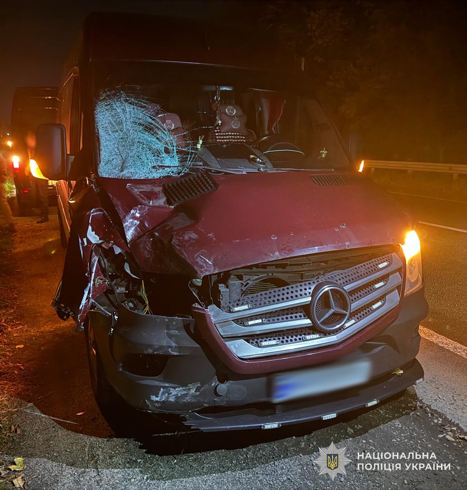 символічне зображення порожнього пішохідного переходу вночі з конусами та одним черевиком