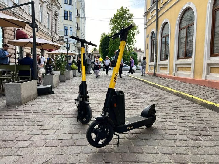 Електросамокат на пустому спортивному майданчику, без облич та людей
