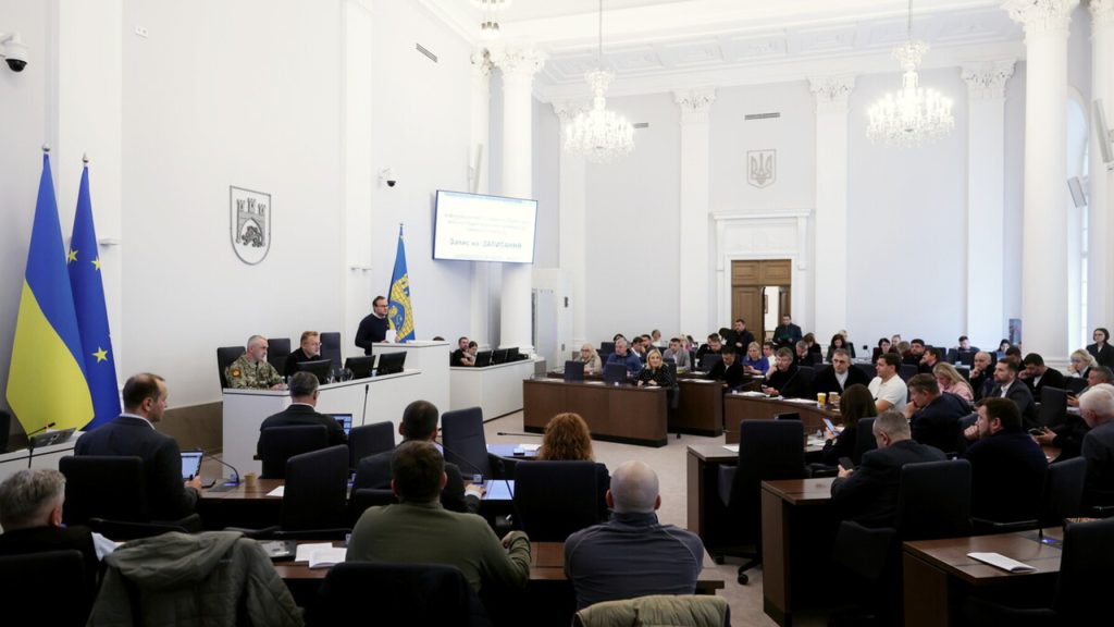 символічний кадр з документами, касками і макетами кладовища та полігону