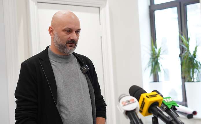 модель насосної станції, аркуш з графіком і невеликий генератор на нейтральному фоні