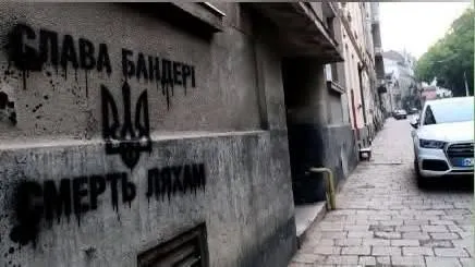 символічна стіна з пошарпаними афішами і слідами фарби