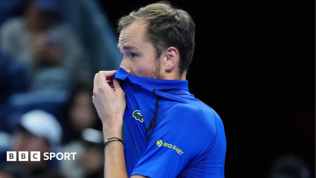 China Open: Даниїл Медведєв дискваліфікований з матчу проти Новака Джоковича після того, як влучив м'ячем у глядача