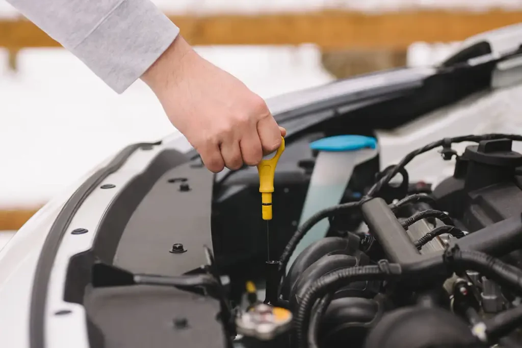 Cold-Weather-Affects-Engine-Oil ‣ Українські новини Мороз змушує двигун працювати в складніших умовах ще до початку руху. Стартер обертається повільніше, мастило густішає, а мотору потрібно більше часу для досягнення робочої температури. Найбільше навантаження припадає на перші секунди після запуску, коли деталі ще недостатньо прогріті. Як змінюється робота двигуна за низьких температур.