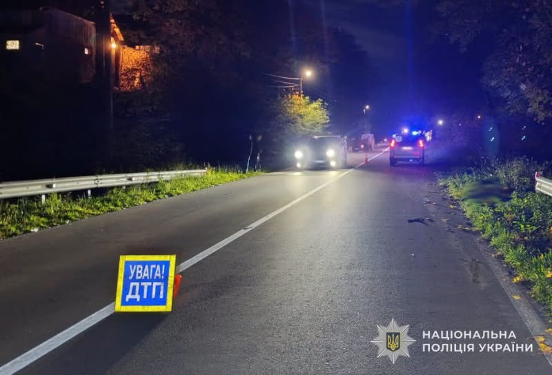 темна позашляховик на узбіччі сільської дороги з поліцейською стрічкою, без людей