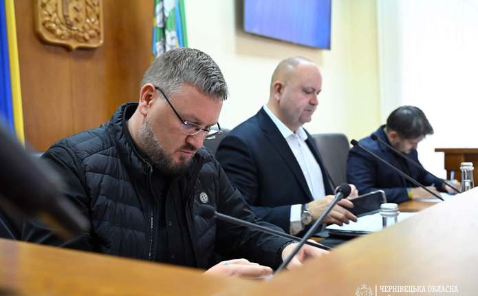 стилізований робочий стіл протезного цеху з інструментами та протезами
